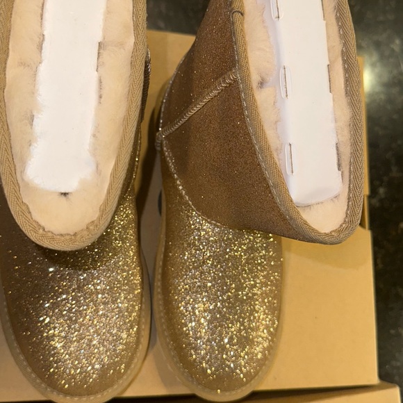 UGG KIDS CLASSIC
SHORT |I GLITTER - Picture 4 of 7